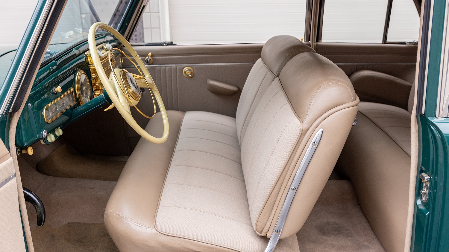1942 Lincoln Continental interior picture on AutoHunter.com.
