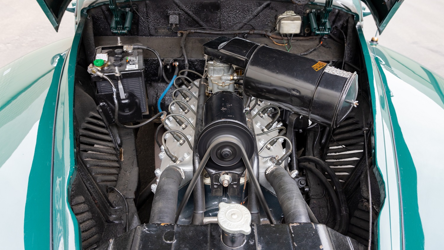 1942 Lincoln Continental engine picture on AutoHunter.com.
