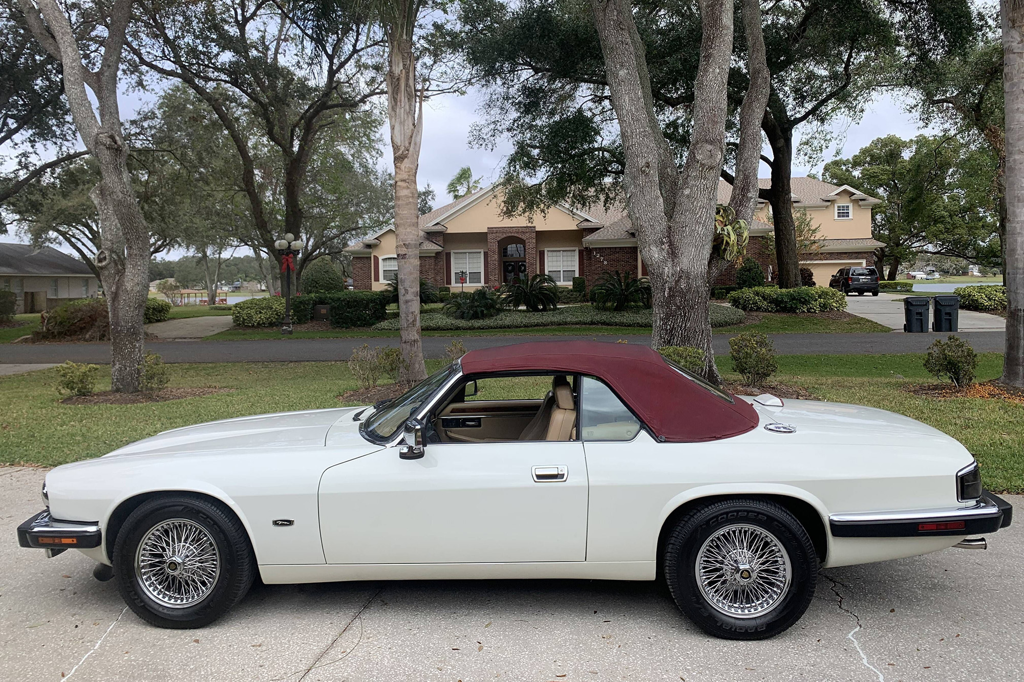 1993 Jaguar XJS 4.0 Convertible, side view, white with a maroon top, top up